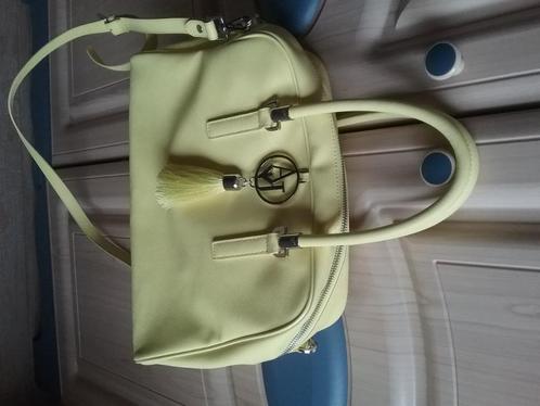 Splinternieuwe gele crossbody tas van ARMANI, Bijoux, Sacs & Beauté, Sacs | Sacs Femme, Neuf, Autres types, Jaune, Enlèvement ou Envoi