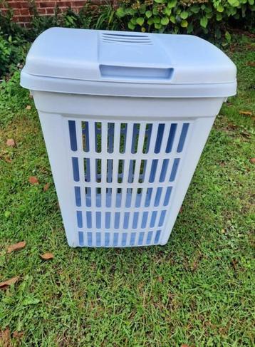 panier à linge en plastique beschikbaar voor biedingen