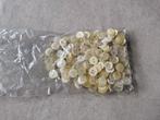 200 kleine witte knopen voor baby- of poppenkleding voor €2, Ophalen of Verzenden, Knoop of Knopen