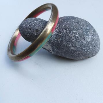 Gesloten armband: koper en gekleurd natuursteen. beschikbaar voor biedingen
