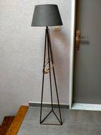 Matte gouden vloerlamp met 2 kappen by, Ophalen, Zo goed als nieuw