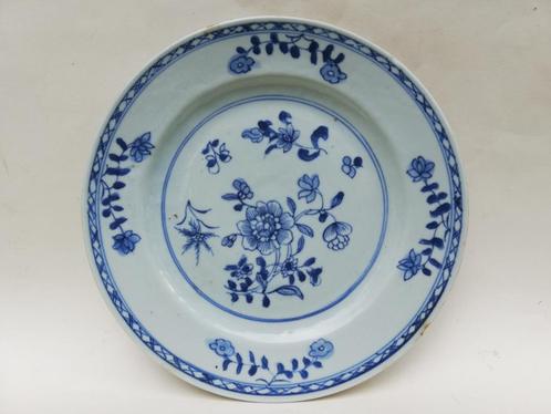 Chinees export porselein - mooi bord met bloemen - 18de Eeuw, Antiek en Kunst, Antiek | Porselein, Ophalen of Verzenden