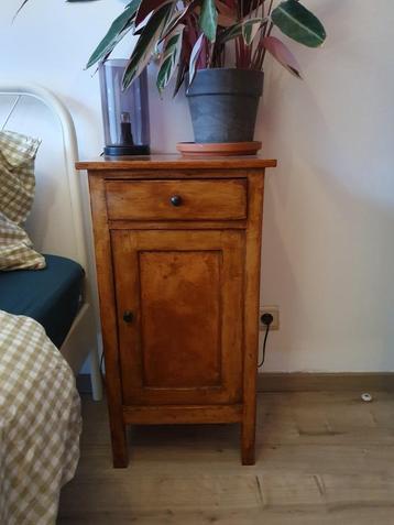 Nachtkastje vintage beschikbaar voor biedingen