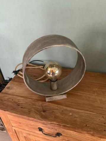 Rustieke lamp beschikbaar voor biedingen