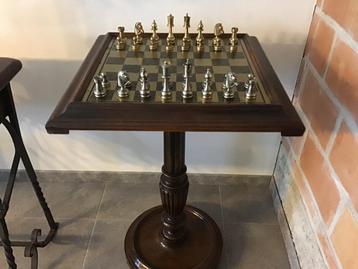 Antieke schaaktafel met tinnen en koperen schaakstukken beschikbaar voor biedingen