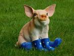 Sculpture de cochon assis avec des bottes bleues - Polystone, Enlèvement ou Envoi