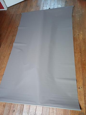  3 taupe (120X190) en grijze (180x190) rolgordijnen beschikbaar voor biedingen