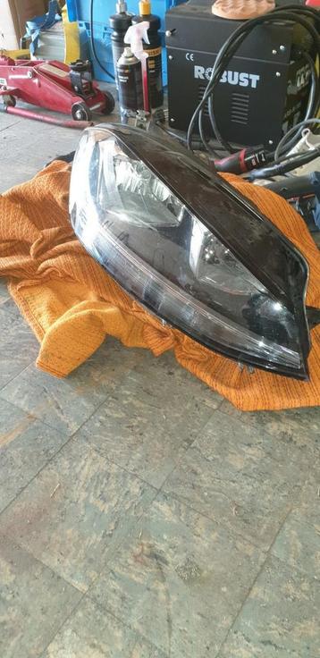 Golf 7 koplamp. RECHTS beschikbaar voor biedingen