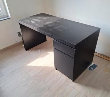 Bureautafel beschikbaar voor biedingen