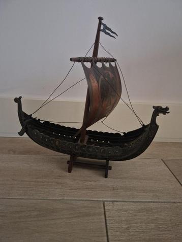 Vintage geïnspireerd Vikingschipbeeld beschikbaar voor biedingen