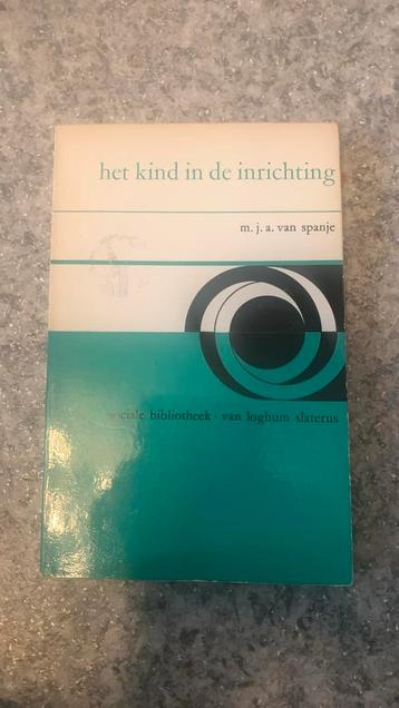 Het kind in de inrichting beschikbaar voor biedingen
