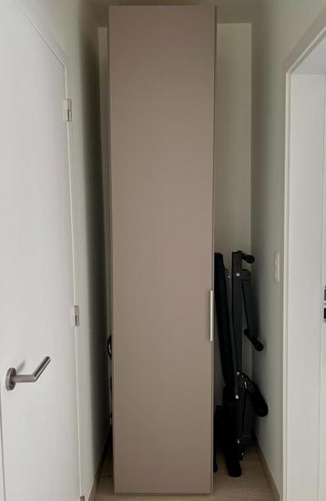 Kleerkast 50x240x60 met legplanken & hangruimte beschikbaar voor biedingen