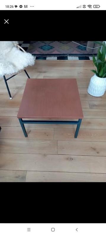 Kleine vintage tafel in Scandinavische stijl  beschikbaar voor biedingen