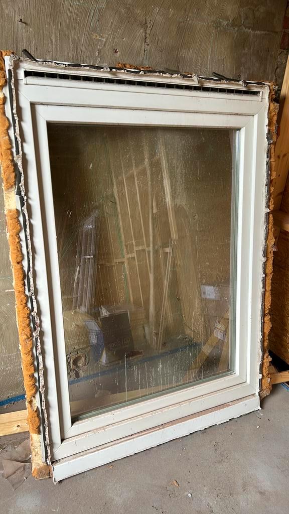 Raam, Doe-het-zelf en Bouw, Raamkozijnen en Schuifdeuren, Gebruikt, Raamkozijn, Kunststof, 75 tot 150 cm, 75 tot 150 cm, Inclusief glas