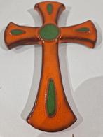 Keramiek kruisbeeld in heldere kleuren oranje en groen, Antiek en Kunst, Antiek | Religieuze voorwerpen, Ophalen of Verzenden