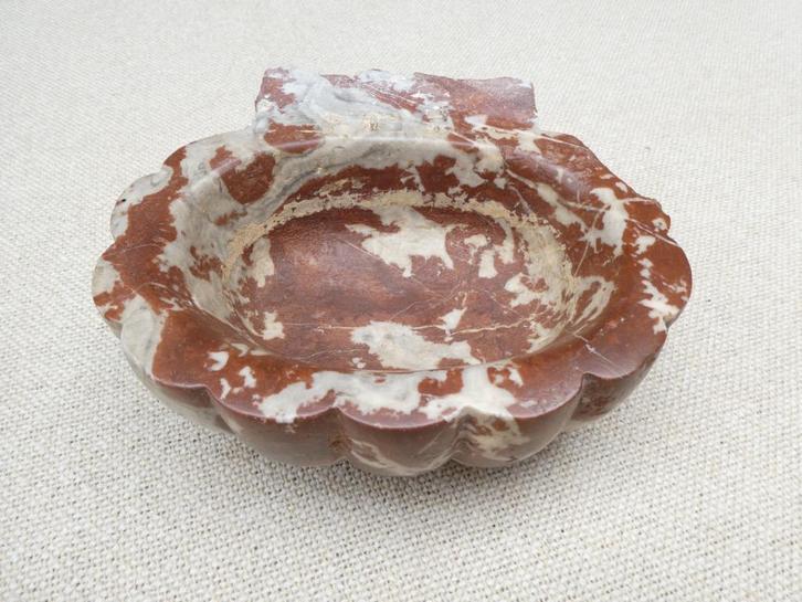 Twee marmeren schelpvormige wijwatervaten uit de kapel, Antiek en Kunst, Antiek | Religieuze voorwerpen, Ophalen