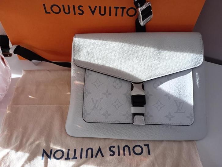 LV Outdoor Flap Messenger Bag Lim Edition, Handtassen en Accessoires, Tassen | Schoudertassen, Nieuw, Overige merken, Wit, Leer