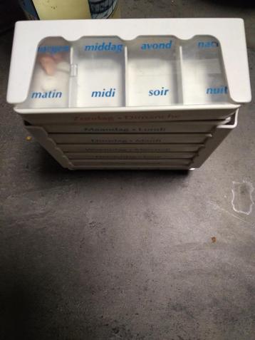 pillendoos met 4 vakken per dag voor 7 dagen  beschikbaar voor biedingen