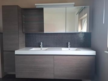 Groot badkamermeubel met spiegelkast+douche+ wc+badkraan+...