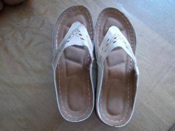 Paires (2) de sandales. beschikbaar voor biedingen