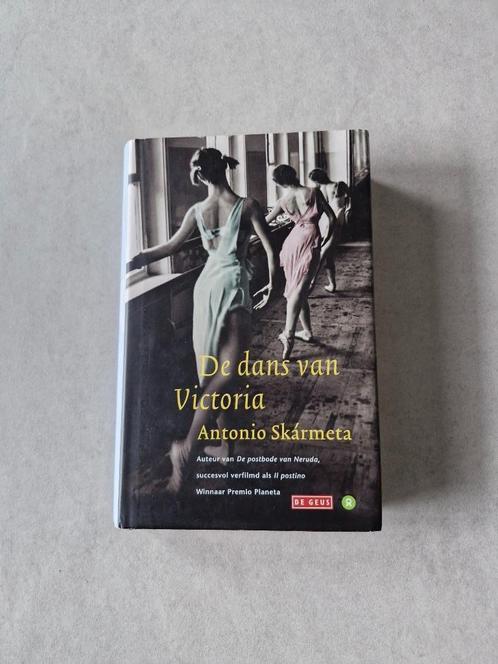 De dans van Victoria - Antonio Skarmeta, Boeken, Romans, Amerika, Ophalen of Verzenden