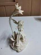 Een beeldje een engel onder een bloem kleur wit, Enlèvement