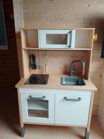 Ikea keuken met allerhande bijbehoren ( zie foto's)