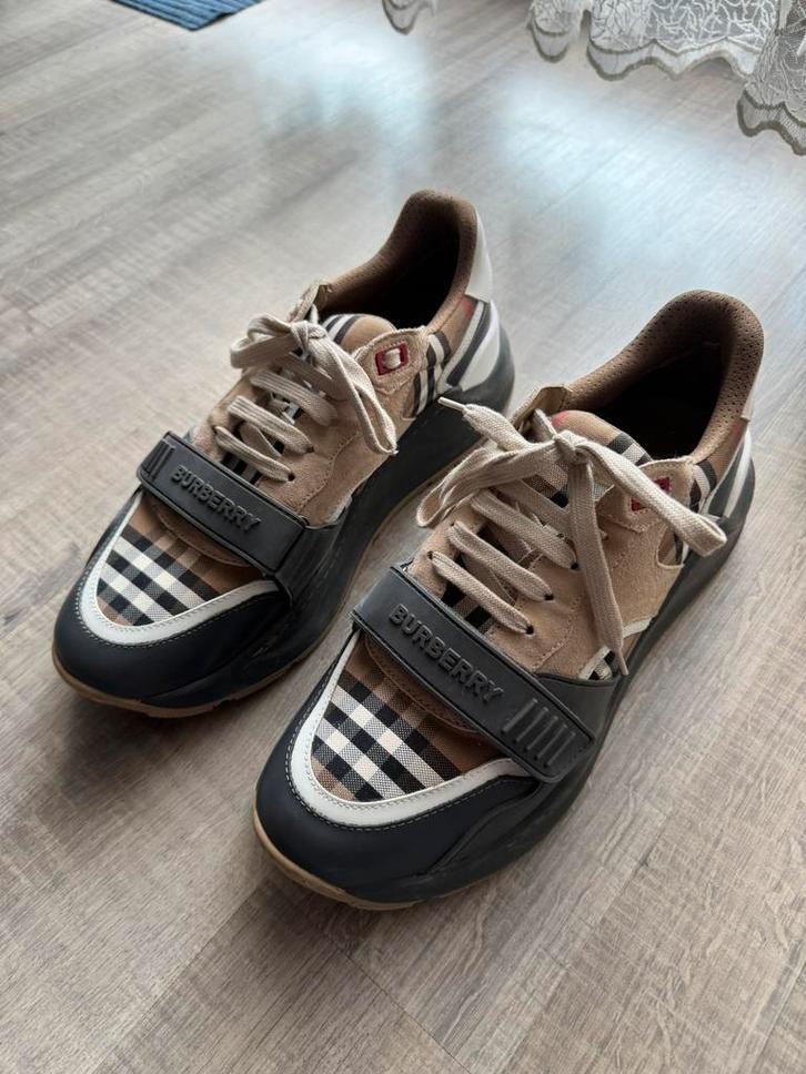 Sneakers Burberry orginales - taillle 45 - état presque neuf, Kleding | Heren, Schoenen, Zo goed als nieuw, Sneakers, Overige kleuren