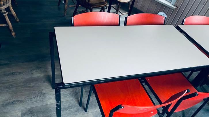 8 stapelbare tafels en 20 stapelbare stoelen., Huis en Inrichting, Tafels | Eettafels, Gebruikt, 50 tot 100 cm, 100 tot 150 cm