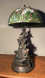 Tiffany lamp met bronzen voet , gesigneerd ( H: 70 , 14 kg ), Huis en Inrichting, Lampen | Tafellampen, Ophalen, Zo goed als nieuw