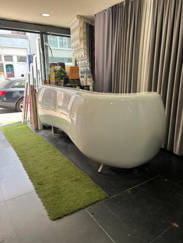 Bureau Tafel beschikbaar voor biedingen