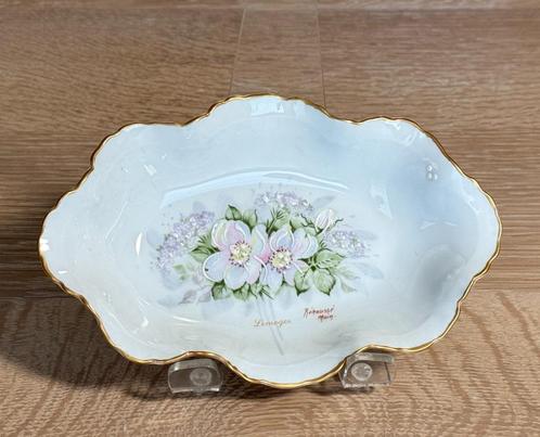 Porcelaine de Limoges handgeschilderd ovalen schaaltje, 1975, Antiek en Kunst, Antiek | Porselein, Ophalen of Verzenden