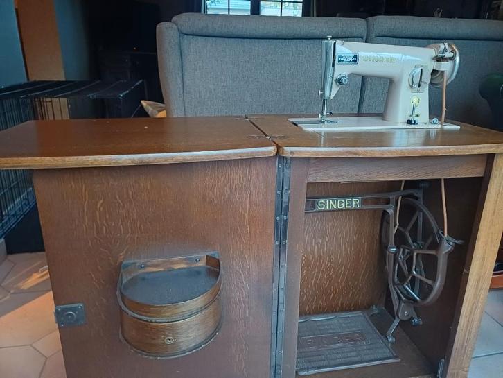 Machine à coudre ancienne Singer dans une armoire, Antiquités & Art, Antiquités | Machines à coudre, Enlèvement