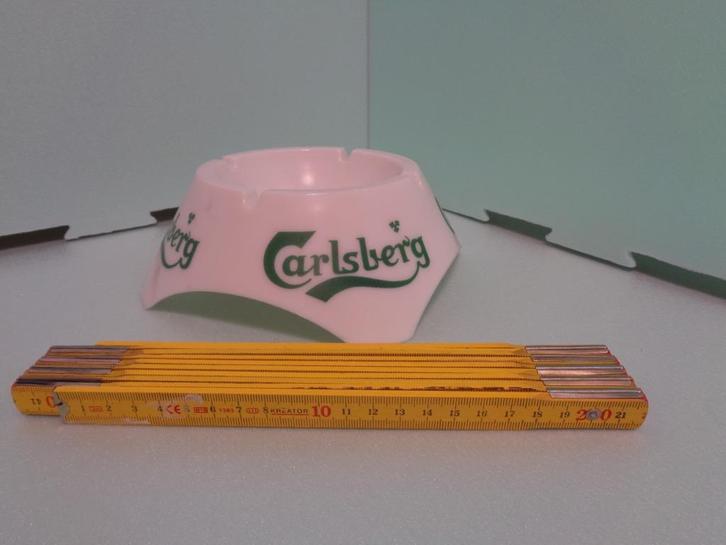Oude ronde asbak op CARLSBERG-poten in zeer goede staat, Verzamelen, Rookartikelen, Aanstekers en Luciferdoosjes, Zo goed als nieuw