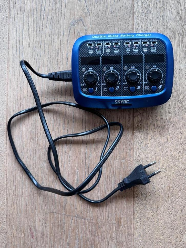 SKYRC Quattro micro battery charger Lader batterijen drone, Audio, Tv en Foto, Drones, Gebruikt, Ophalen of Verzenden