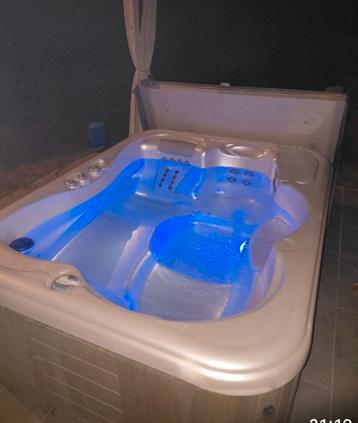 Jacuzzi. Gratis geleverd geplaatst  beschikbaar voor biedingen
