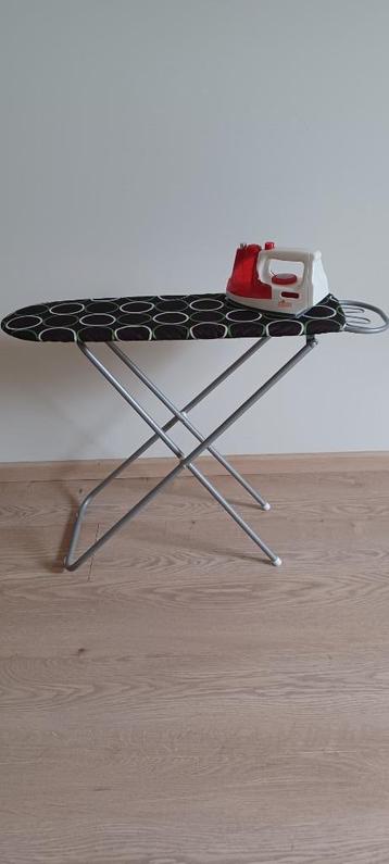 Kinderstrijkplank + speelgoedstrijkijzer met licht en geluid beschikbaar voor biedingen