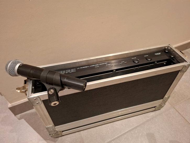 Shure SM58 wireless (met flightcase), Muziek en Instrumenten, Microfoons, Zo goed als nieuw, Zangmicrofoon, Draadloos, Ophalen