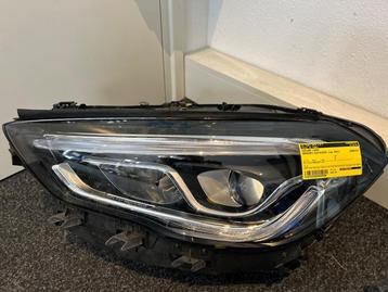 Koplamp links van een Mercedes GLA beschikbaar voor biedingen