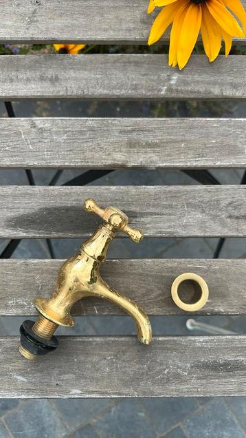Retro messing koudwaterkraan beschikbaar voor biedingen