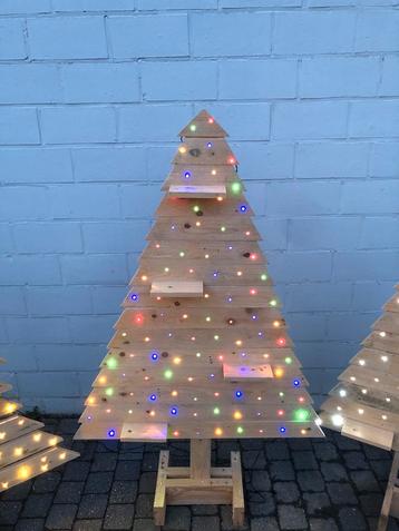 Moderne kerstboom hout met verlichting beschikbaar voor biedingen