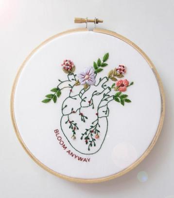 Borduurpakket met hart en bloemen beschikbaar voor biedingen