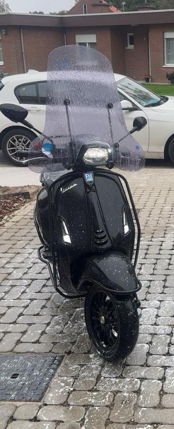 Hoog windscherm met orginele spiegels beschikbaar voor biedingen