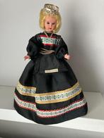 Pop met traditionele kleding, Verzamelen, Poppen, Ophalen of Verzenden, Zo goed als nieuw, Pop