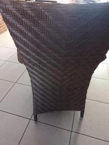 Gevlochten rotan stoelen beschikbaar voor biedingen