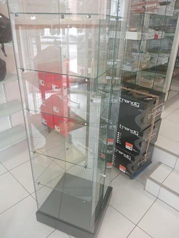Vitrine beschikbaar voor biedingen