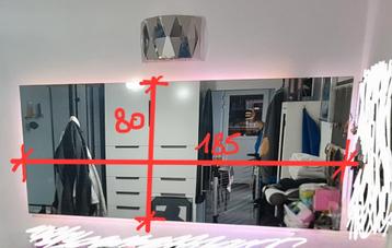 Spiegel op kader voor indirect licht beschikbaar voor biedingen