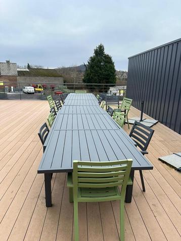 Tables de jardin avec de belles chaises d’extérieur 