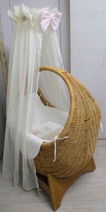 Mooie rotan wieg incl bekleding beschikbaar voor biedingen