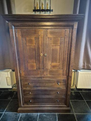 elegante eikenhouten kast met uitschuifbare plateau's beschikbaar voor biedingen